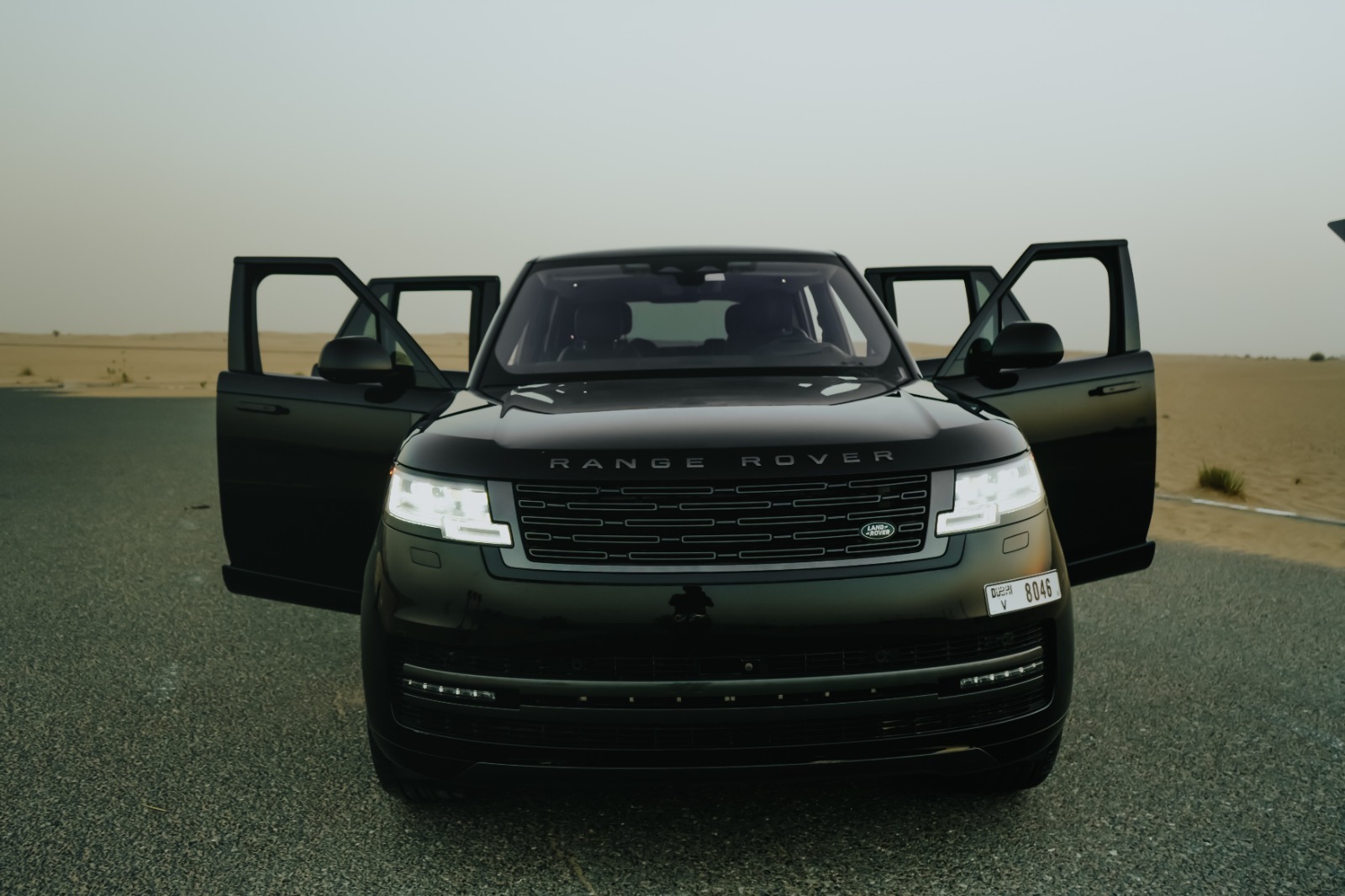 Rent Range-Rover Vogue BLACK 2023 in Dubai , UAE 
