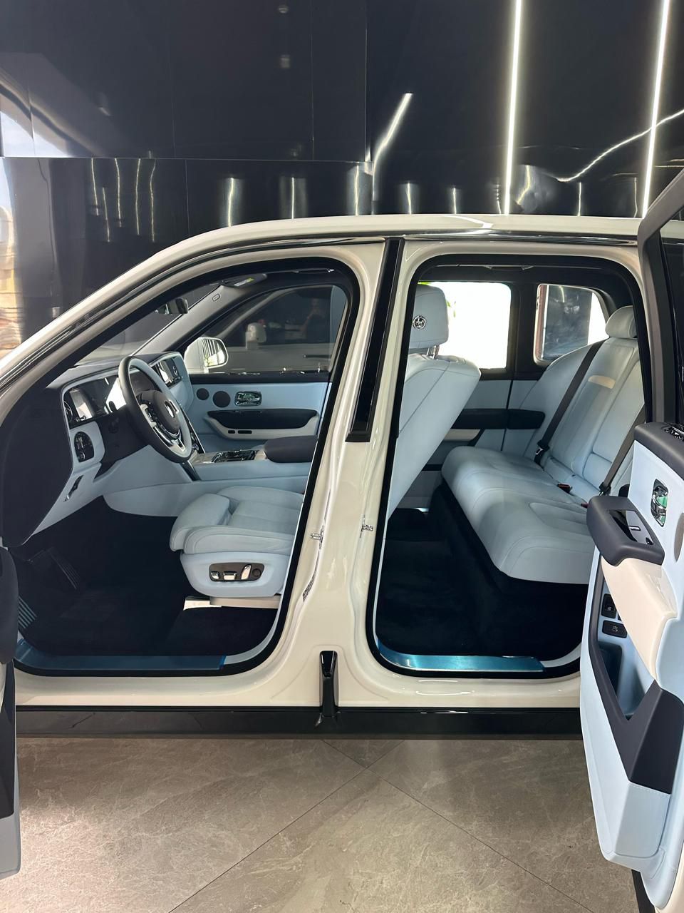 Rent Rolls-Royce Cullinan WHITE 2025 in Dubai , UAE 
