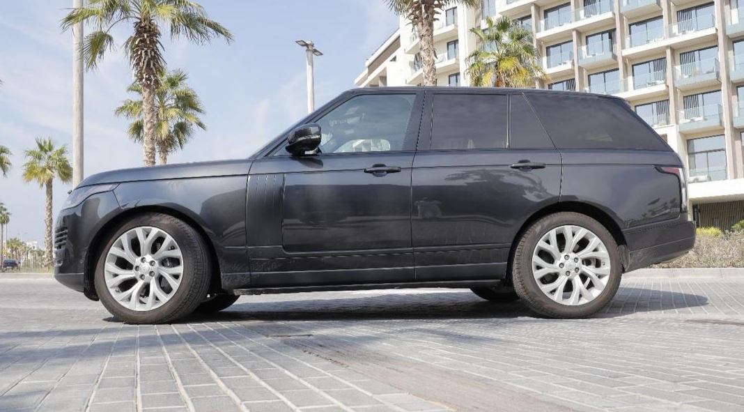 Rent Range-Rover Vogue BLACK 2020 in Dubai , UAE 