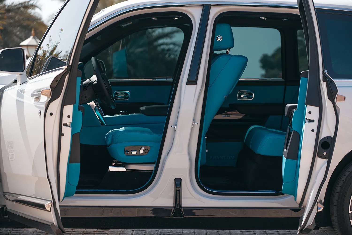 Rent Cullinan WHITE 2025 with chauffeur in Dubai , UAE 
