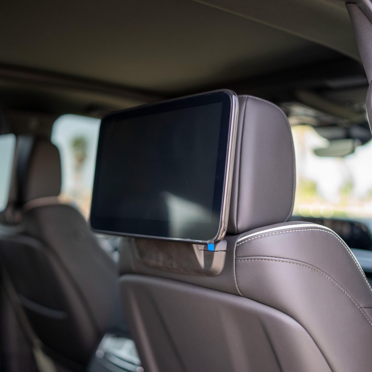 Rent Escalade WHITE 2025 with chauffeur in Dubai , UAE 