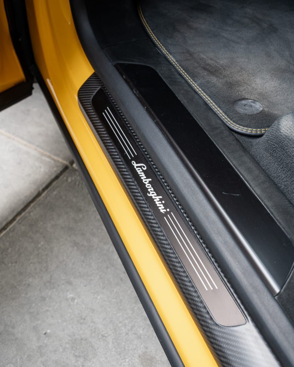 Rent Lamborghini Urus YELLOW 2023 in Dubai , UAE 