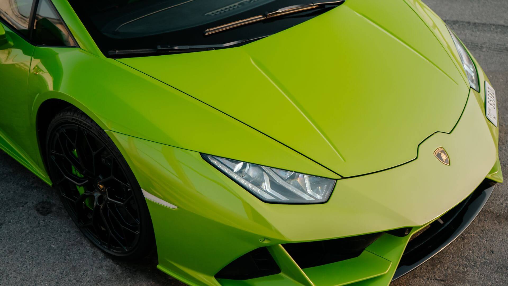 Rent Lamborghini Huracan GREEN 2023 in Dubai , UAE 