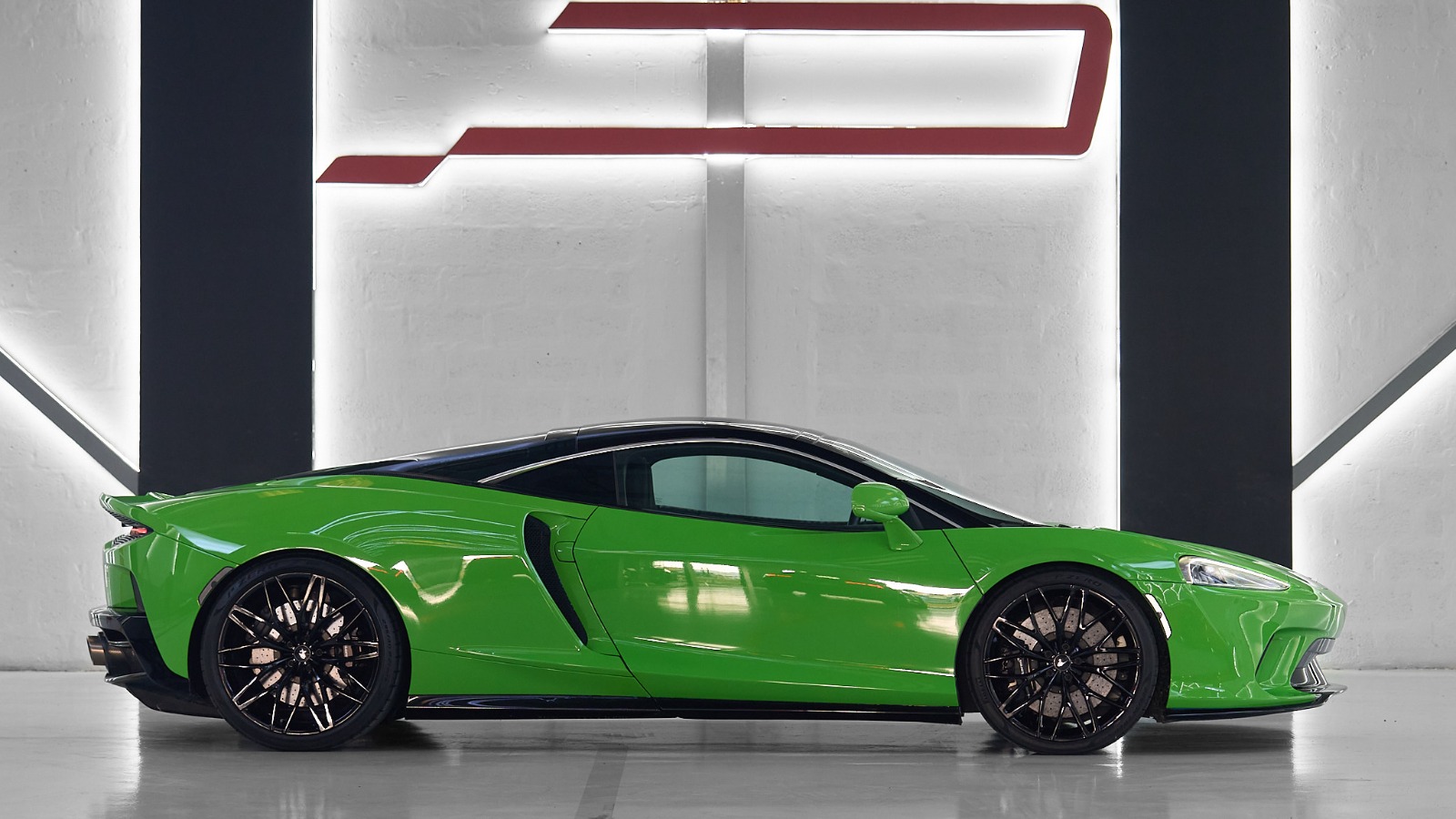 Rent McLaren Gt GREEN 2021 in Dubai , UAE 